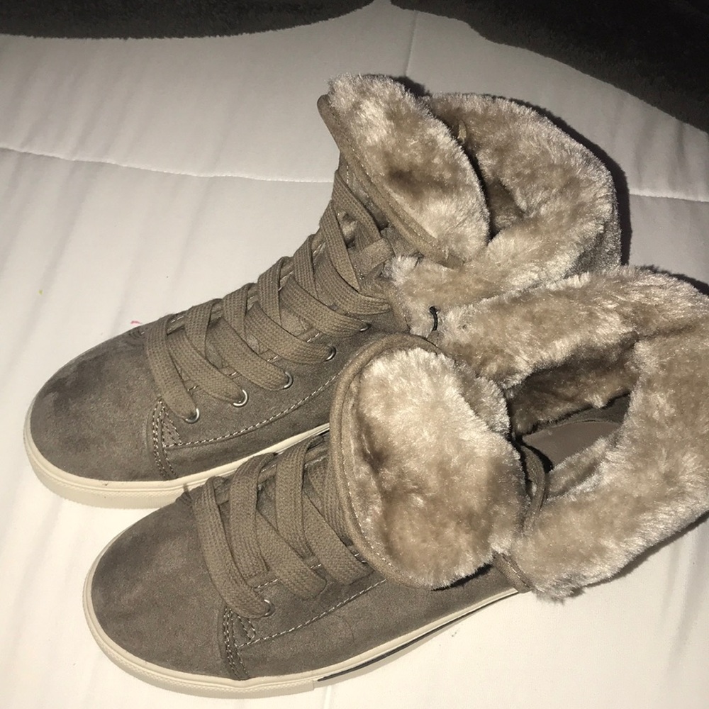 Grey suede sneakers with fur